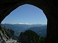 Höhlenausgang der Eisriesenwelt mit Blick auf den Alpenhauptkamm (Hohe Tauern)