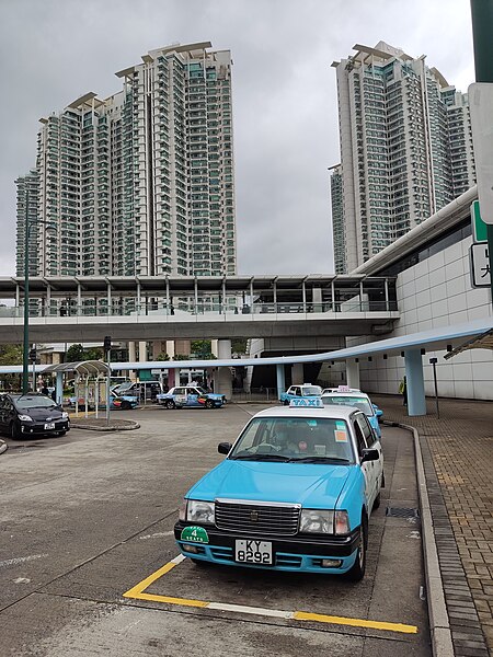 File:HK 東涌 Tung Chung 美東街 Mei Tung Street Tung Chung Crescent footbridge taxi stand Tat Tung Road March 2022 Px3 04.jpg