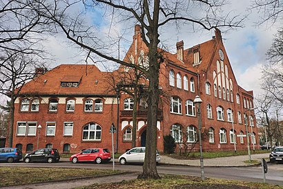 So kommt man zu Hausotter-Grundschule mit den Öffentlichen - Mehr zum Ort Hier