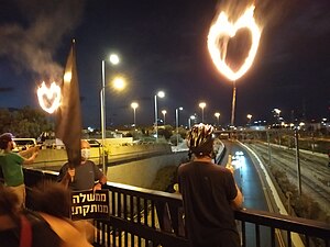 לפידים בצורת לב במחאה מקומית נגד נתניהו על גשר קיבוץ גלויות, 10 באוקטובר 2020