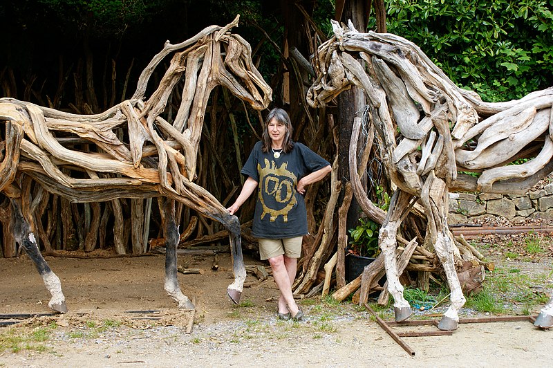 File:Heather Jansch flanked by Atlantis and The Eden Horse.jpg