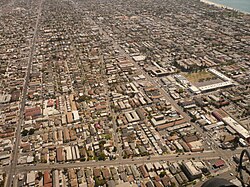 Hellmanská čtvrť Long Beach v Kalifornii, při pohledu ze vzduchu, směřující na jihovýchod. Alamitos Avenue vede přes fotografii dole, 7. ulice vede od pravého dolního rohu k horní části fotografie a 10. ulice vede od levého dolního rohu nahoru. Hellman Street se protíná šikmo přes střed.