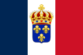 Bandeira do Reino Constitucional da França (proposta): A tricolore francesa com a coroa real e o brasão de flor-de-lis foi possivelmente desenhada pelo Conde de Chambord em sua juventude como um compromisso. Nunca chegou a ser implementada [2][3]