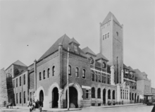 Svartvitt fotografi av Car Barn innan dess omdesign 1911