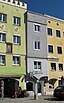 Hofstatt 5. Wohnhaus, einachsiger viergeschossiger Bau mit erkerartig vorgezogenem
Obergeschoss und Grabendach, 16./17. Jh.