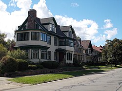 Дома на Bidwell Pkwy nr Ashland Elmwood Historic District West Сен 12.jpg