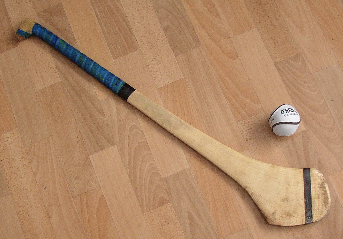 1200px-Hurling_Ball_and_Hurley.JPG