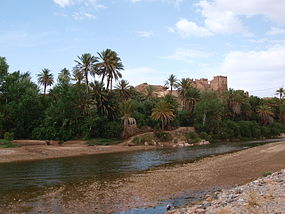 Vista do oued Drá e do douar (aldeia ou bairro) Igherm Aqdim ("celeiro velho"), o mais antigo de Imassine