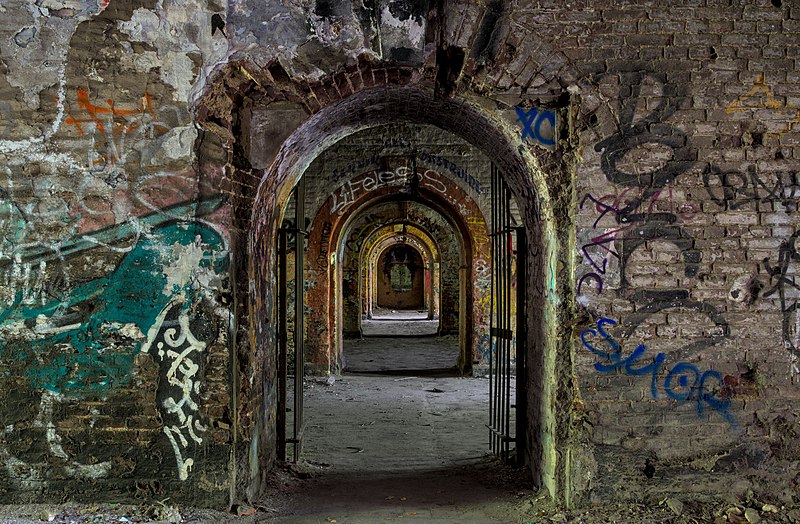 File:Inside an abandoned military building in Fort de la Chartreuse, Liège, Belgium (DSCF3682).jpg