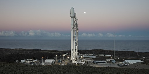 Un Falcon 9 pronto al lancio sulla rampa 4E