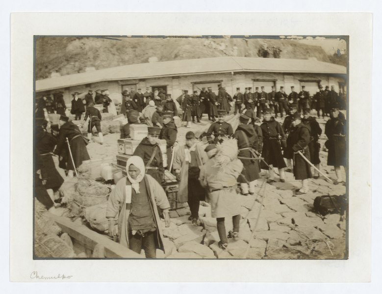 File:Japanese cavalry troops watching over their supplies on the beach at Chemulpo LCCN2001695599.tif