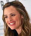 جينيفر غارنر، ممثلة أمريكية وفائزة بجائزة الغولدن غلوب وهي من الممثلين المسيحيين ذوي الفنوذ في هوليوود.
