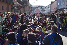 Personen die das Kostüm der Karschdäider Housche tragen beim bereit zum Humba im Hintergrund das Housche Männle mit heruntergelassener Housche Wächele auf dem Faschingsumzug 2017 in Hardheim