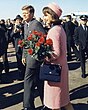 Jacqueline Kennedy portant son tailleur rose, avec la toque assortie.