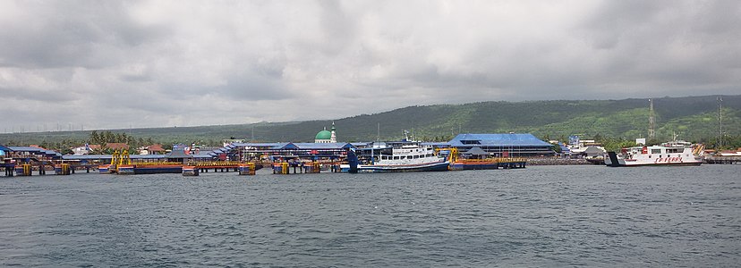 Aktivitas penyeberangan di pelabuhan Ketapang