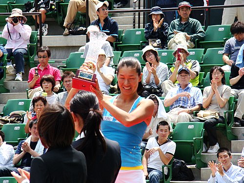 2008年、東京有明国際女子オープンに優勝し、トロフィーを受け取るクルム伊達公子 Wikipediaより