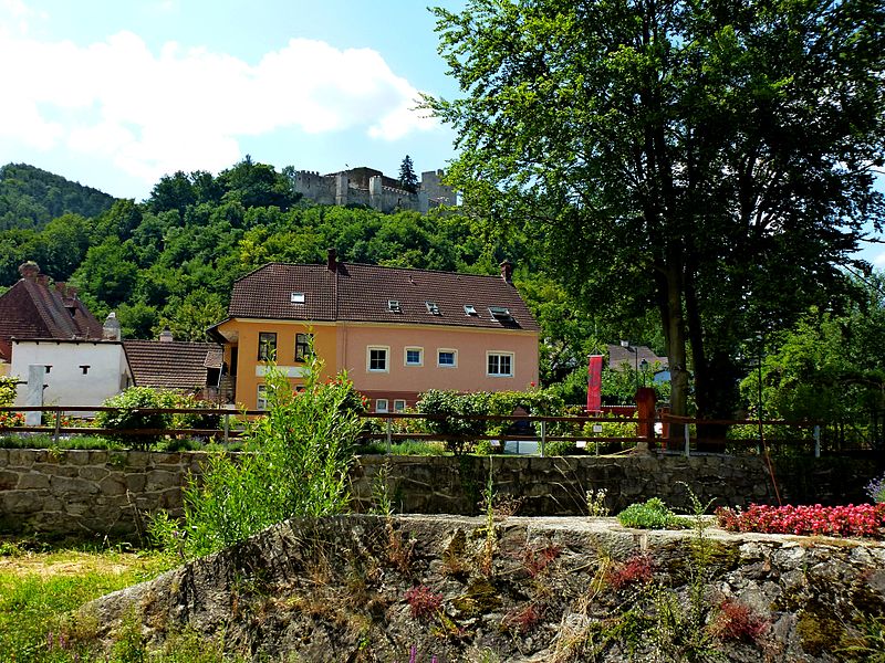File:Kirchschlag Burg.JPG