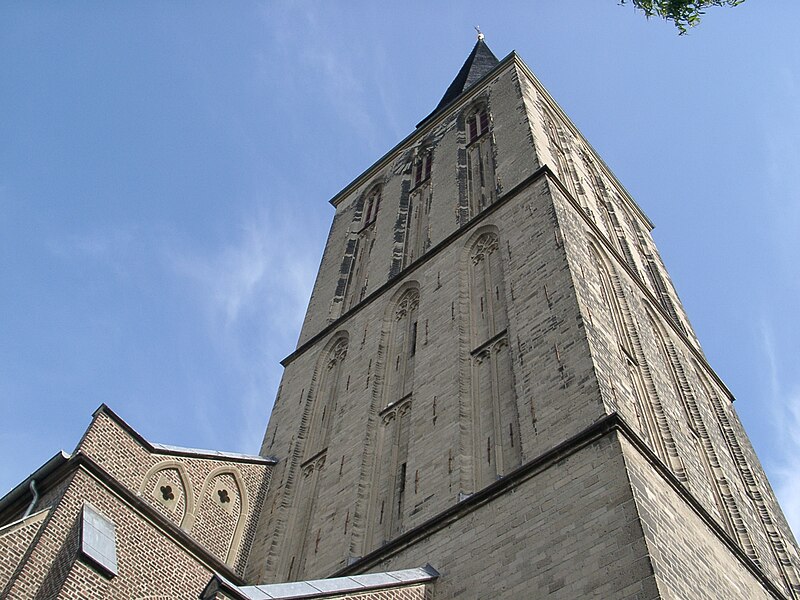 File:Kirchturm Suechteln.jpg