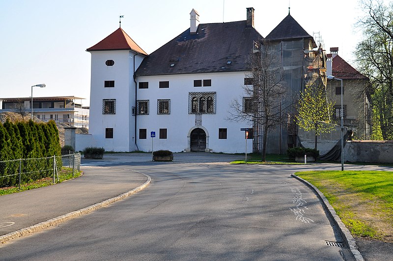 File:Klagenfurt Schloss Welzenegg Westansicht 11042009 34.jpg