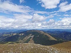 Blick vom Lärchkogel über den Kreuzsattel zum Eiblkogel