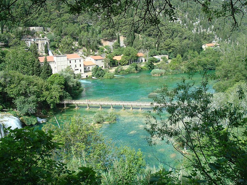 https://upload.wikimedia.org/wikipedia/commons/thumb/d/d4/Krka01049.JPG/800px-Krka01049.JPG