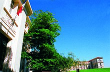 vue du Palais du Pharo se dégageant sur un beau soleil bleu et au premier plan à gauche la façade du bâtiment de recherche de l'école
