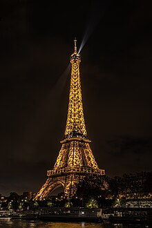 La tour Eiffel illuminée la nuit.