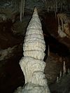 Duży bardzo biały stalagmit.jpg