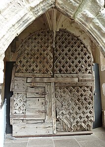דלת עץ מהמאה ה-12 בטירה