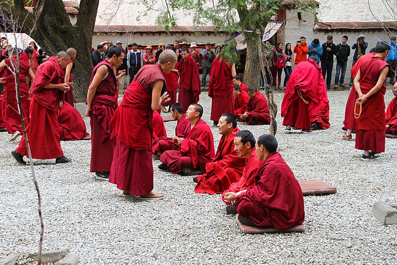 File:Lhasa-Sera-Moenche-06-2014-gje.jpg