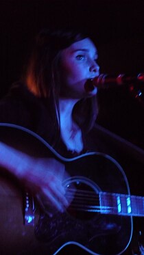 Lisa Mitchell som støtte til “Tex Perkins Bushfire Benefit” i “The Ding Dong Lounge”, Melbourne den 27. februar 2009