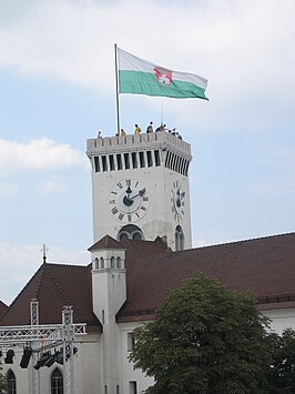 De kasteeltoren met de vlag van Ljubljana.