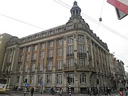 Het imposante gebouw van de Koninklijke Hollandsche Lloyd op de hoek met de Prins Hendrikkade.
