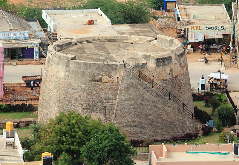 File:Madakasira Fort - Large bastion -1.jpg