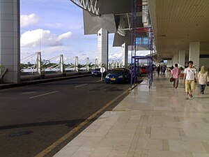 Flughafen Makassar: Gebühren, Lage und Verkehrsanbindung, Geschichte