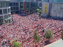 L'Exchange Square lors de la retransmission d'un match de la coupe du monde de football.