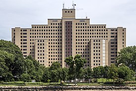 Главное здание Манхэттенского психиатрического центра со стороны реки Гарлем в 2017 году
