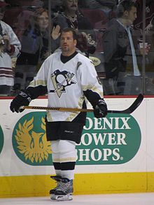 Photo de Marc Recchi dans la tenue des Penguins de Pittsburgh sur la patinoire.