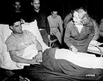 Marlene Dietrich visitant les soldats de l'United States hospital en Belgique, le 24 novembre 1944.