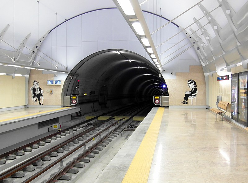 File:Metro de Lisboa - Estação Aeroporto (8176900246).jpg