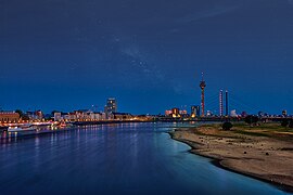 Milchstraße und Skyline am Rhein zur blauen Stunde, Düsseldorf - 0023.jpg