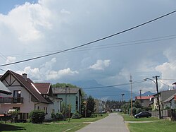 Obec s Tatrami na pozadí
