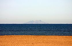 Montecristo sett frå stranda nær Marina di Grosseto