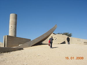 אנדרטת חטיבת הנגב עם פגיעות הכדורים הסמליות