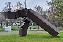 Plastik „Monumento“ des Künstlers Eduardo Chillida (1924–2002) in Düsseldorf.