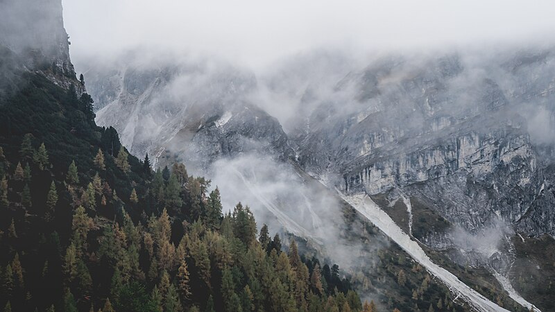 File:Mountain slopes under a mist (Unsplash).jpg