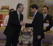 Mr.Nagamori met Abhisit Vejjajiva in 2010.png