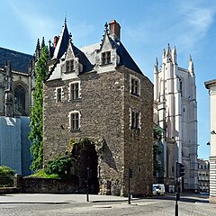 Средневековые ворота Сен-Пьер