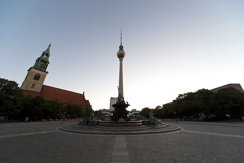 File:Neptunbrunnen and Fernsehturm (8323861813).jpg