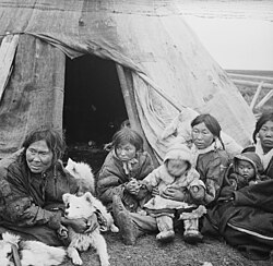 No-nb bldsa 3f048 Nentser (folkegruppe) kvinner og barn for inngangen til teltet sitt.  (6435260555) .jpg